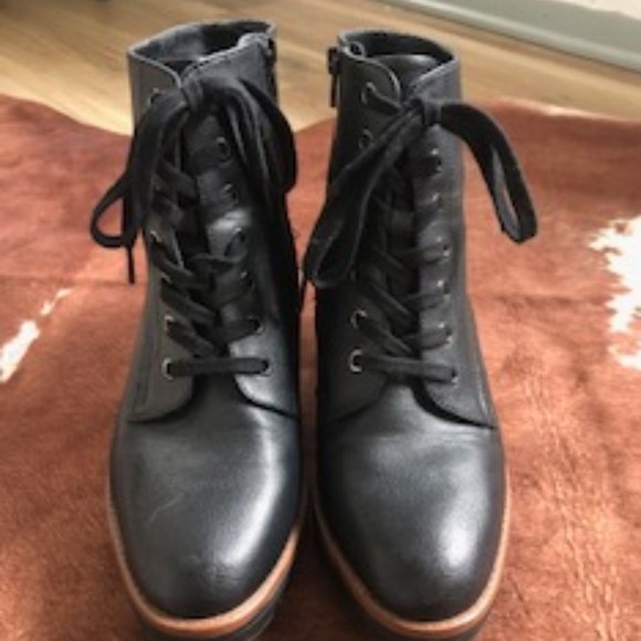 Naturalizer Black, size 10 Bootie - Picture 2 of 4